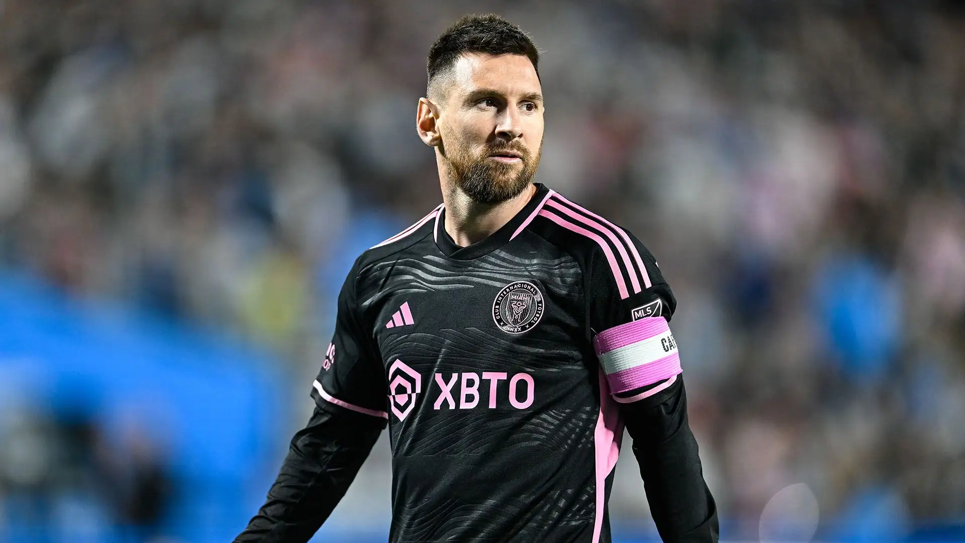 Messi non era presente alla cerimonia: a ritirare il titolo è stato Thierry Henry