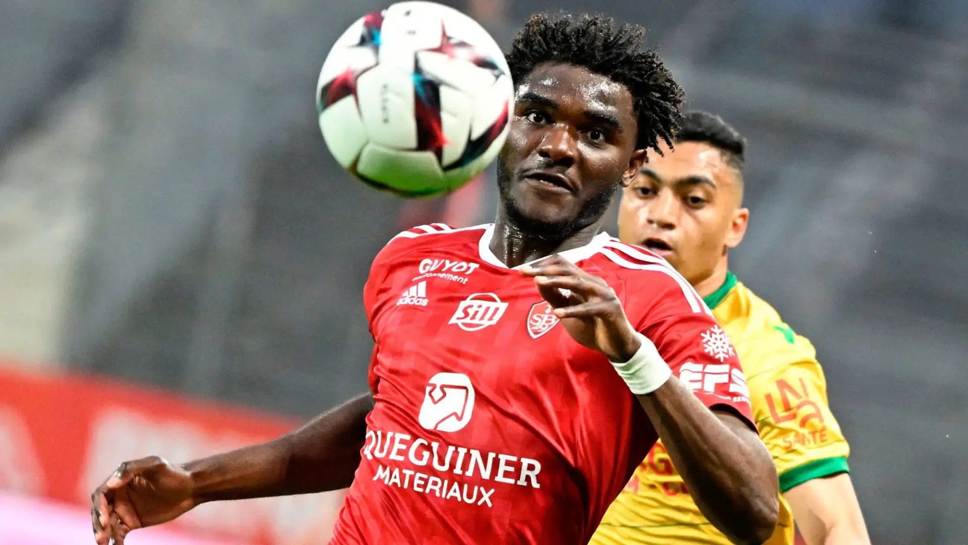 I rossoneri stanno aspettando l'occasione giusta, ma il tempo stringe: davanti a tutti in lista c'è Lilian Brassier del Brest