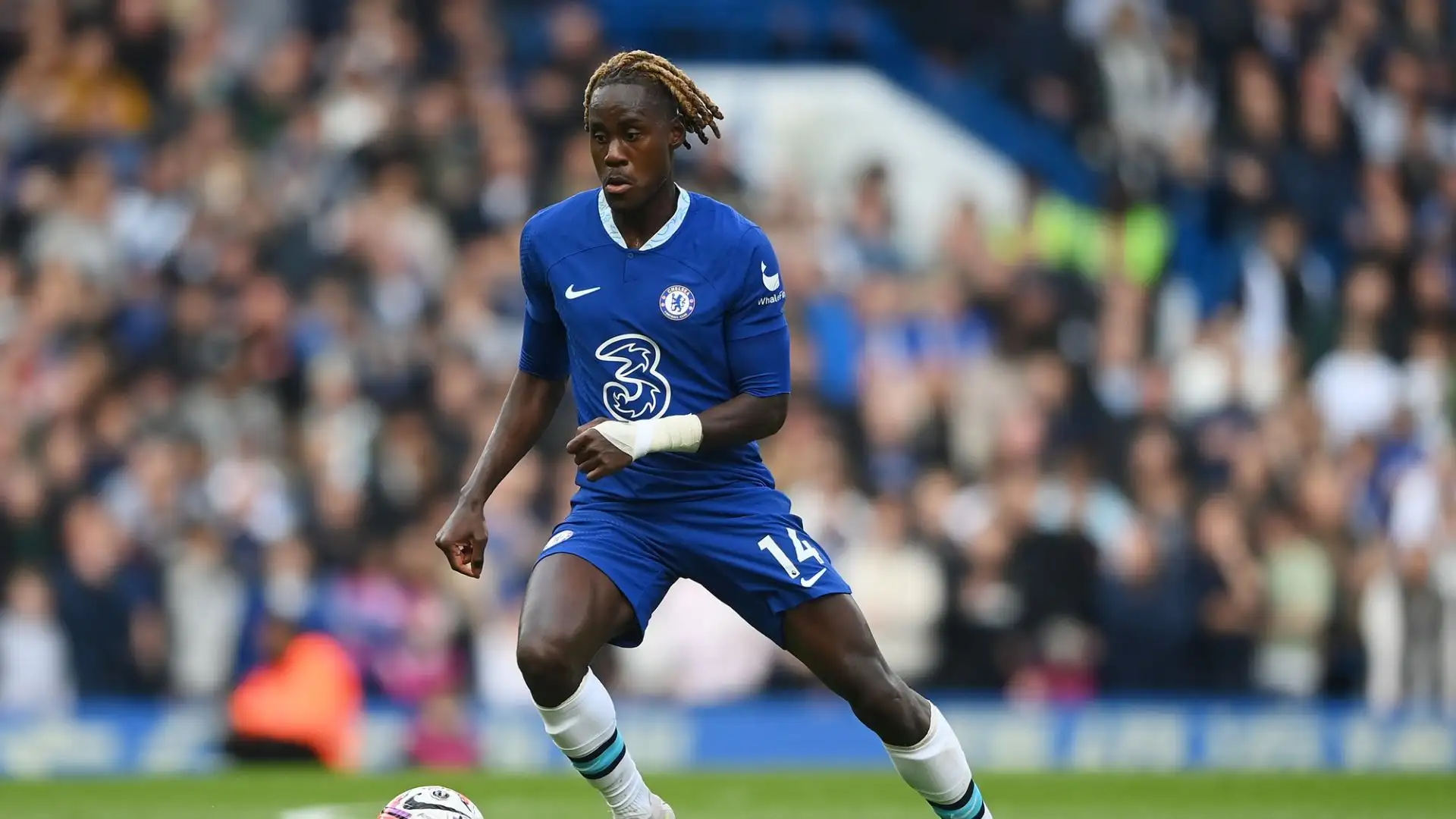 In entrata, avanti tutta per il colpo in difesa: il gran favorito ora è Trevoh Chalobah