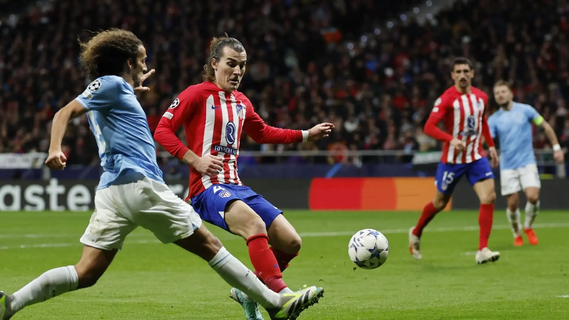 L'altro nome inseguito, il difensore dell'Atletico Soyuncu, preferisce invece tornare in Turchia ed è a un passo dal Fenerbahce