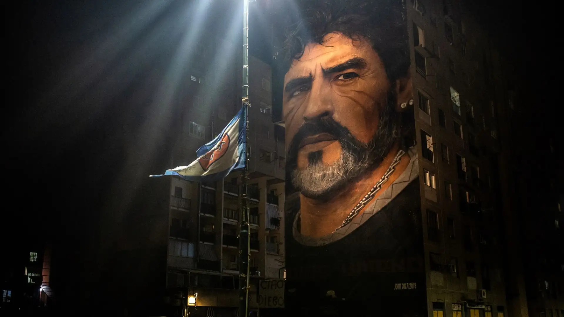 Jorit aveva dipinto il volto del Pibe de Oro sulla facciata di uno dei palazzi, raffigurandolo come "Dios Umano"
