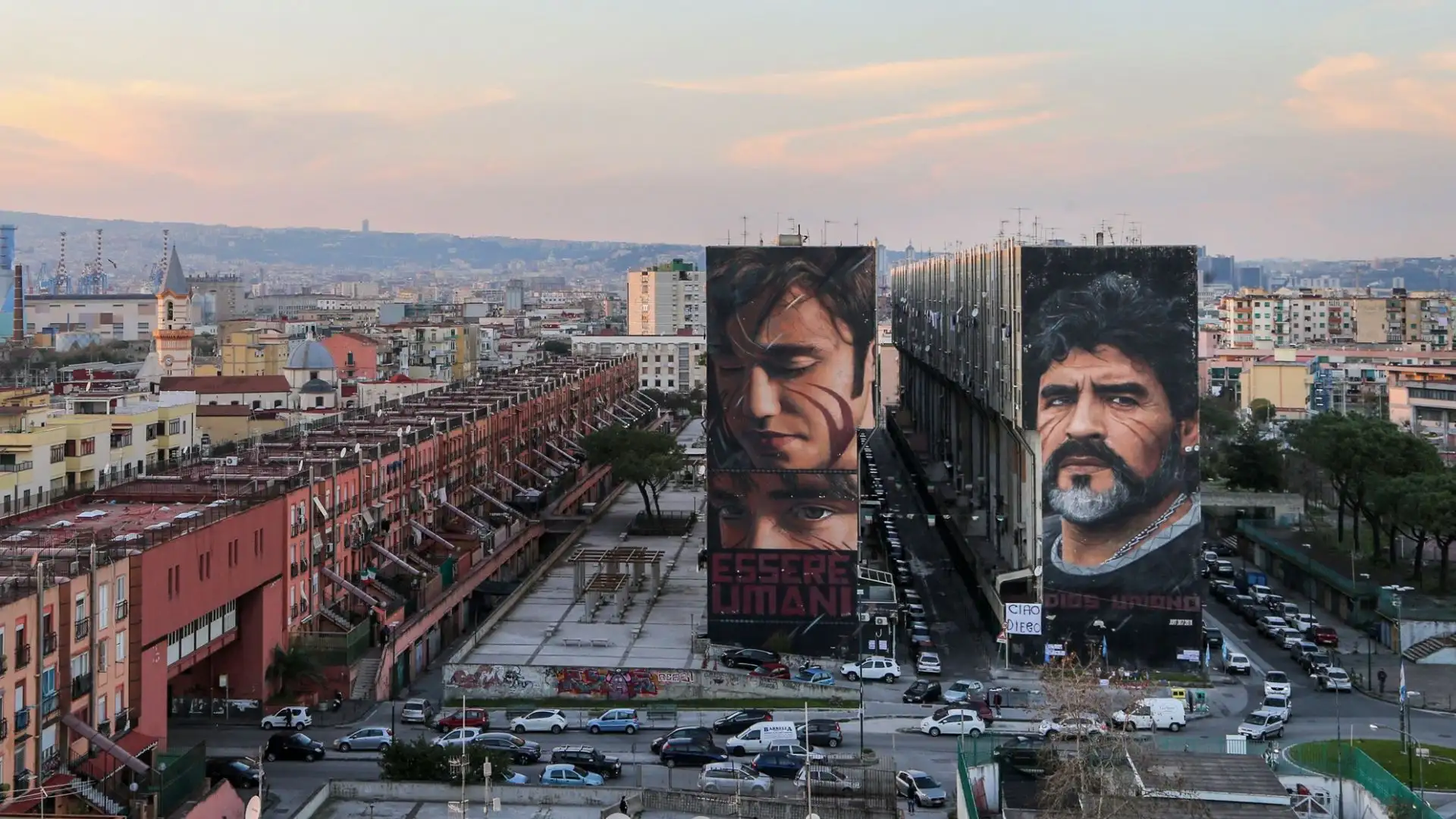 Tanti tifosi hanno lasciato fiori e omaggi sotto la sua immagine nel giorno della sua scomparsa