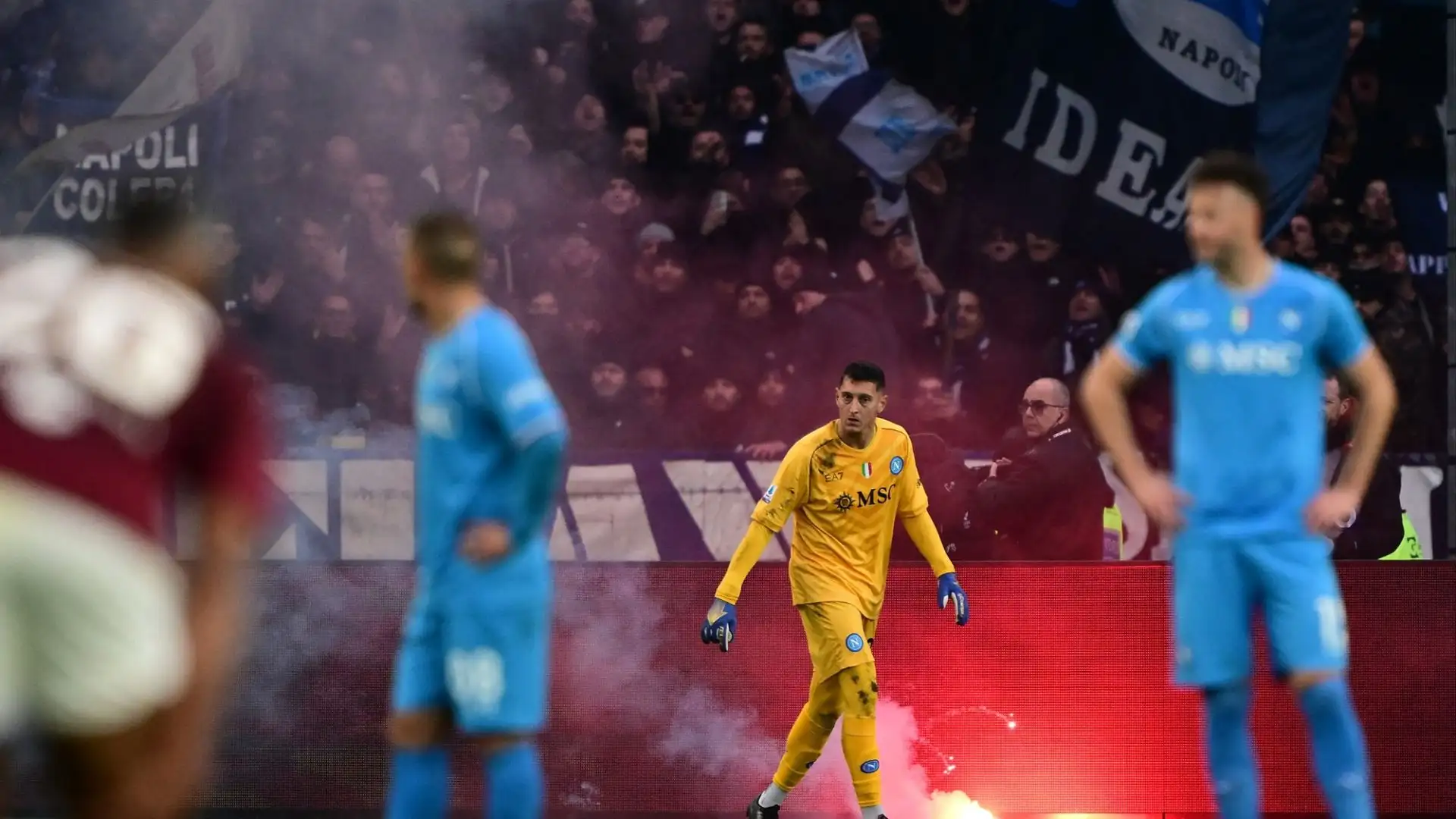 I tifosi del Napoli hanno lanciato un fumogeno in campo