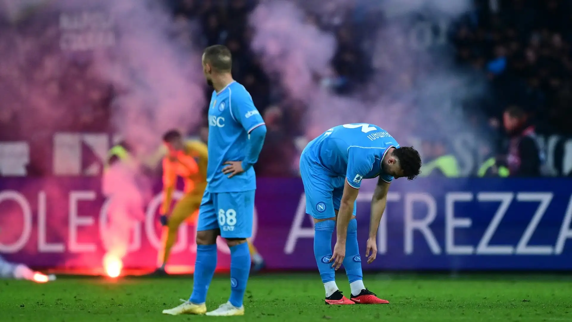 Sconvolto Mazzocchi è rientrato negli spogliatoi: un debutto da dimenticare con la maglia della squadra della sua città natale, crollata poi per 3-0.