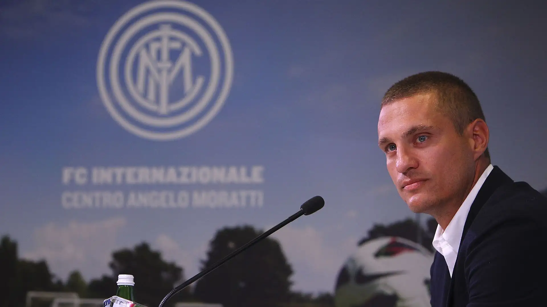 "Un bel benvenuto" disse sarcasticamente il serbo
