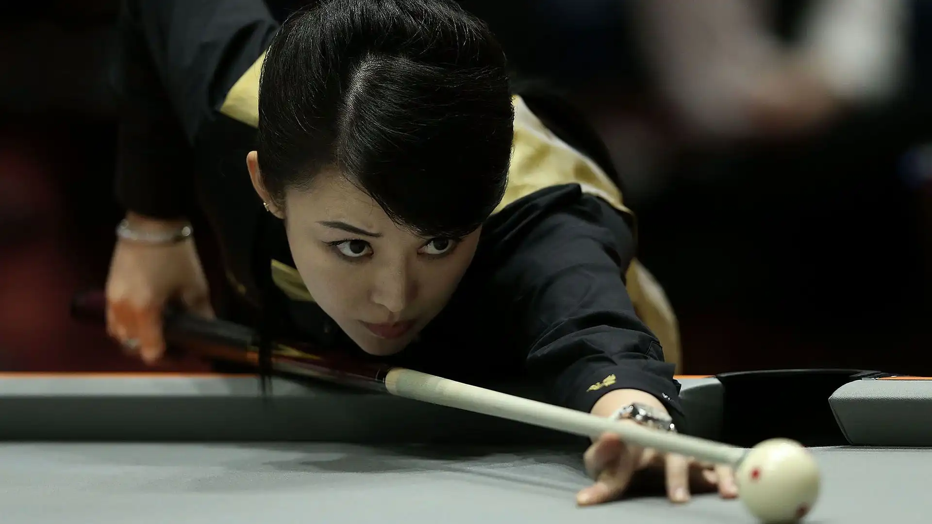 Pan Xiaoting è una giocatrice di biliardo cinese