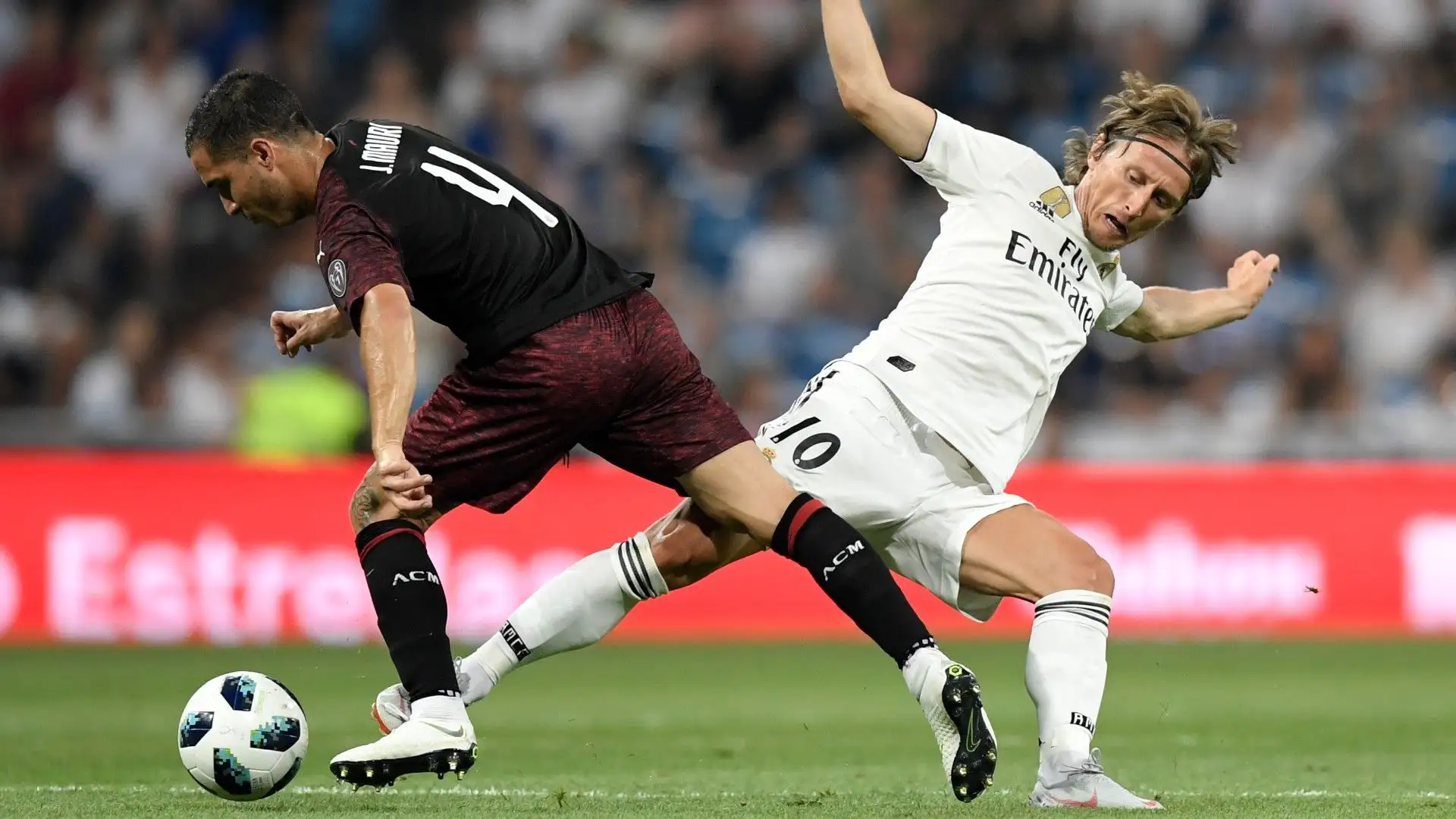Complessivamente ha giocato 21 partite con il Diavolo senza mai riuscire a segnare
