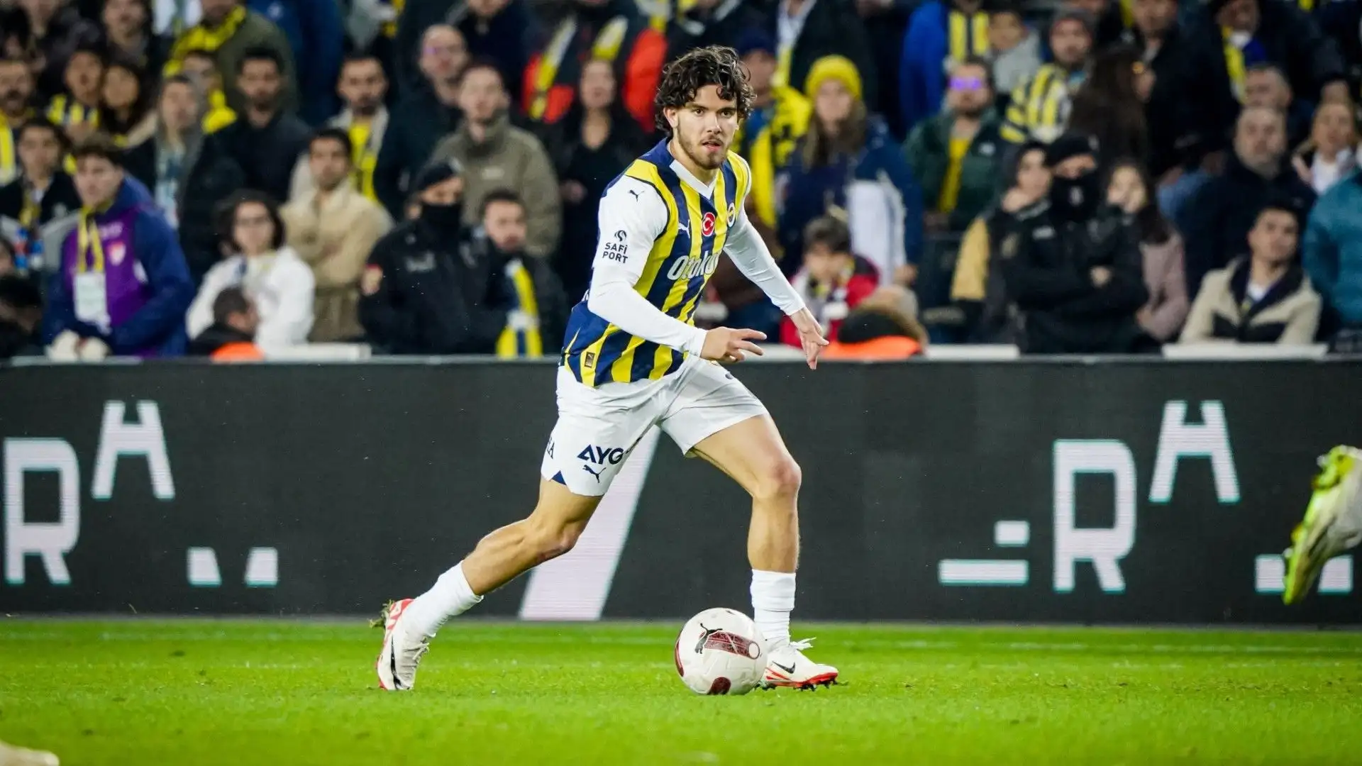 E' cresciuto calcisticamente in Olanda nel NEC Nijmegen
