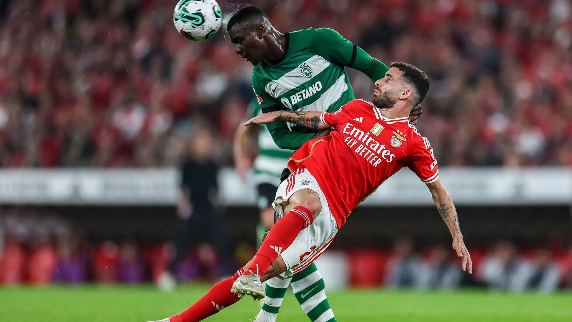 Con il Benfica ha vinto 1 coppa portoghese, 2 supercoppe portoghesi e 3 campionati 
