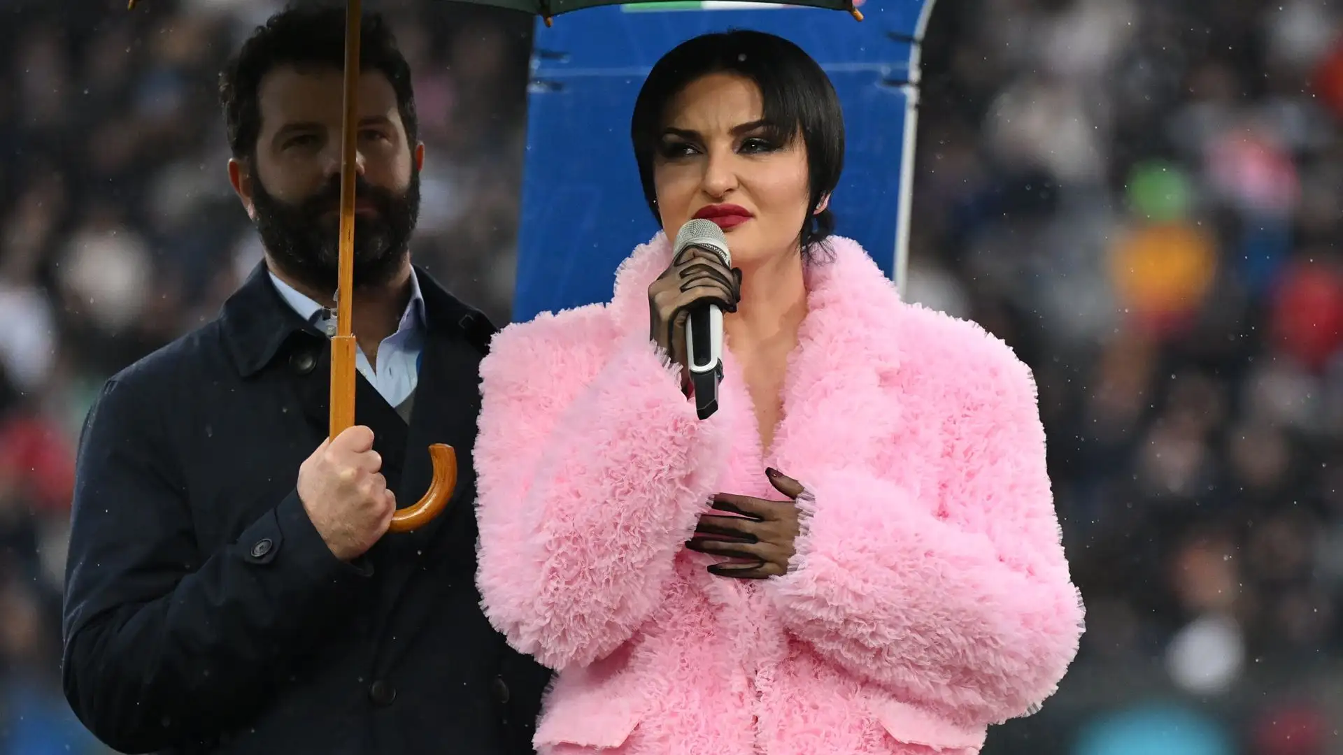 "Chiami Sinner e dici no a lei?" ha scritto per esempio Davide su una pagina dedicata alla kermesse ligure