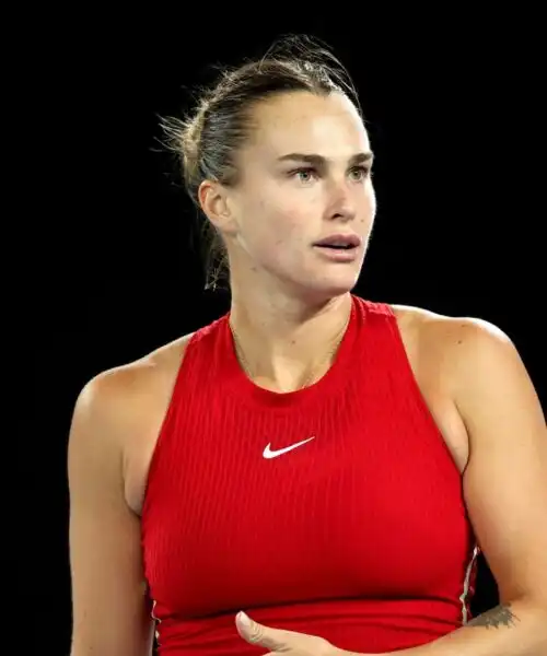 Sabalenka straripante in rosso, l’avversaria scoppia a piangere: le foto