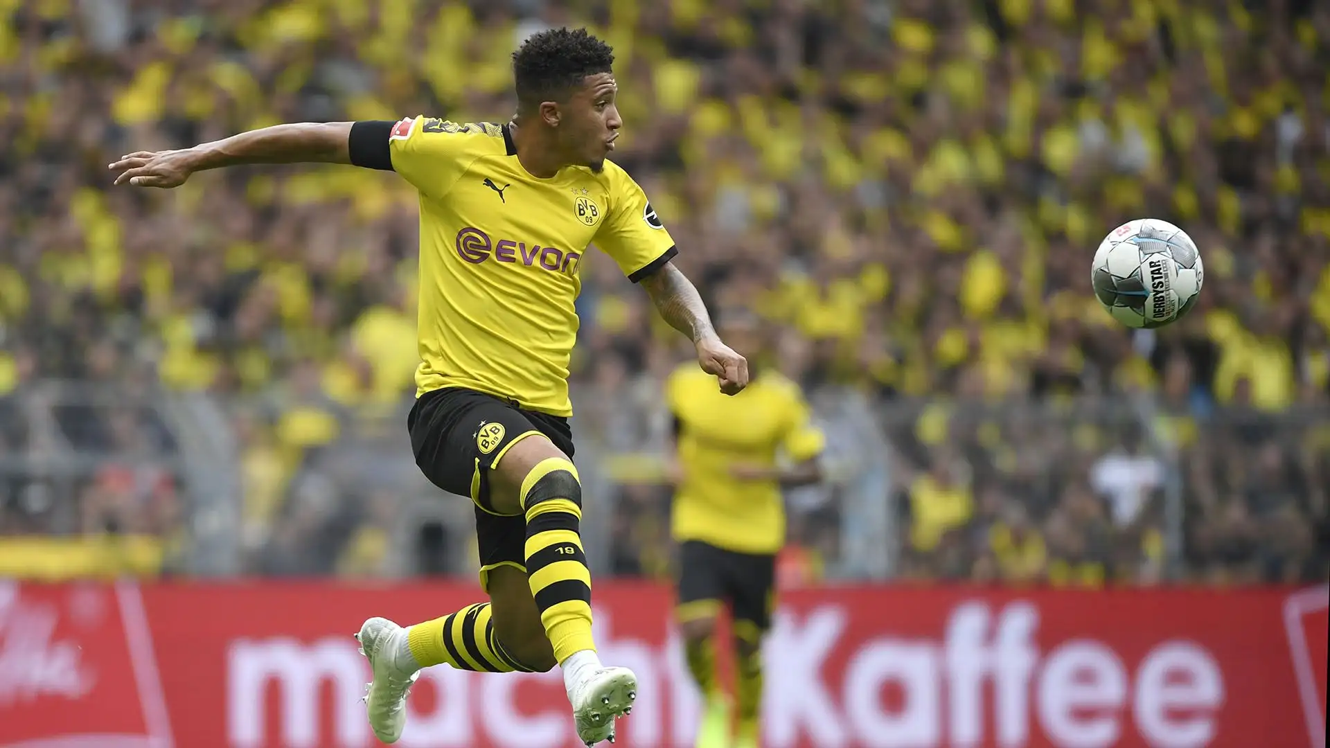 Ha giocato al Dortmund dal 2017 al 2021
