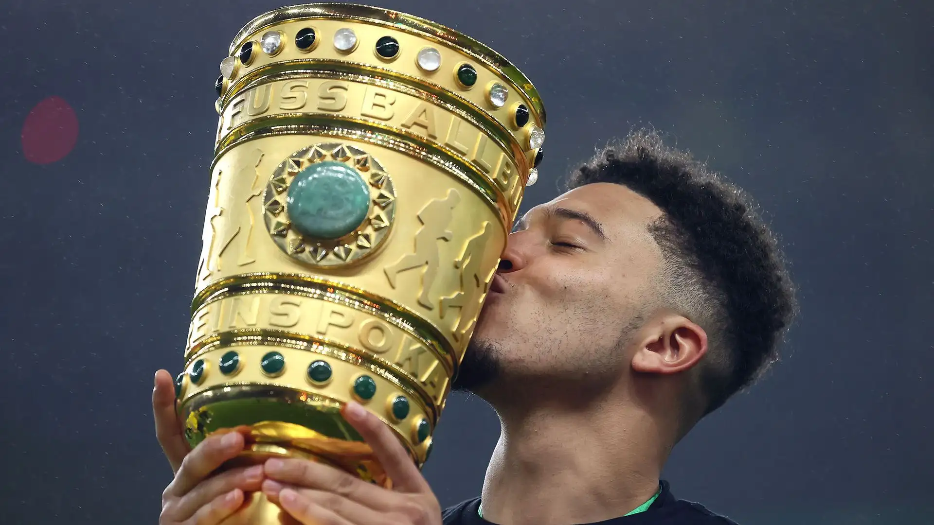 Con i gialloneri ha vinto una Coppa di Germania e una Supercoppa di Germania
