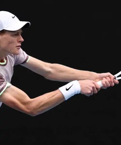 Jannik Sinner va di fretta: travolto Sebastian Baez