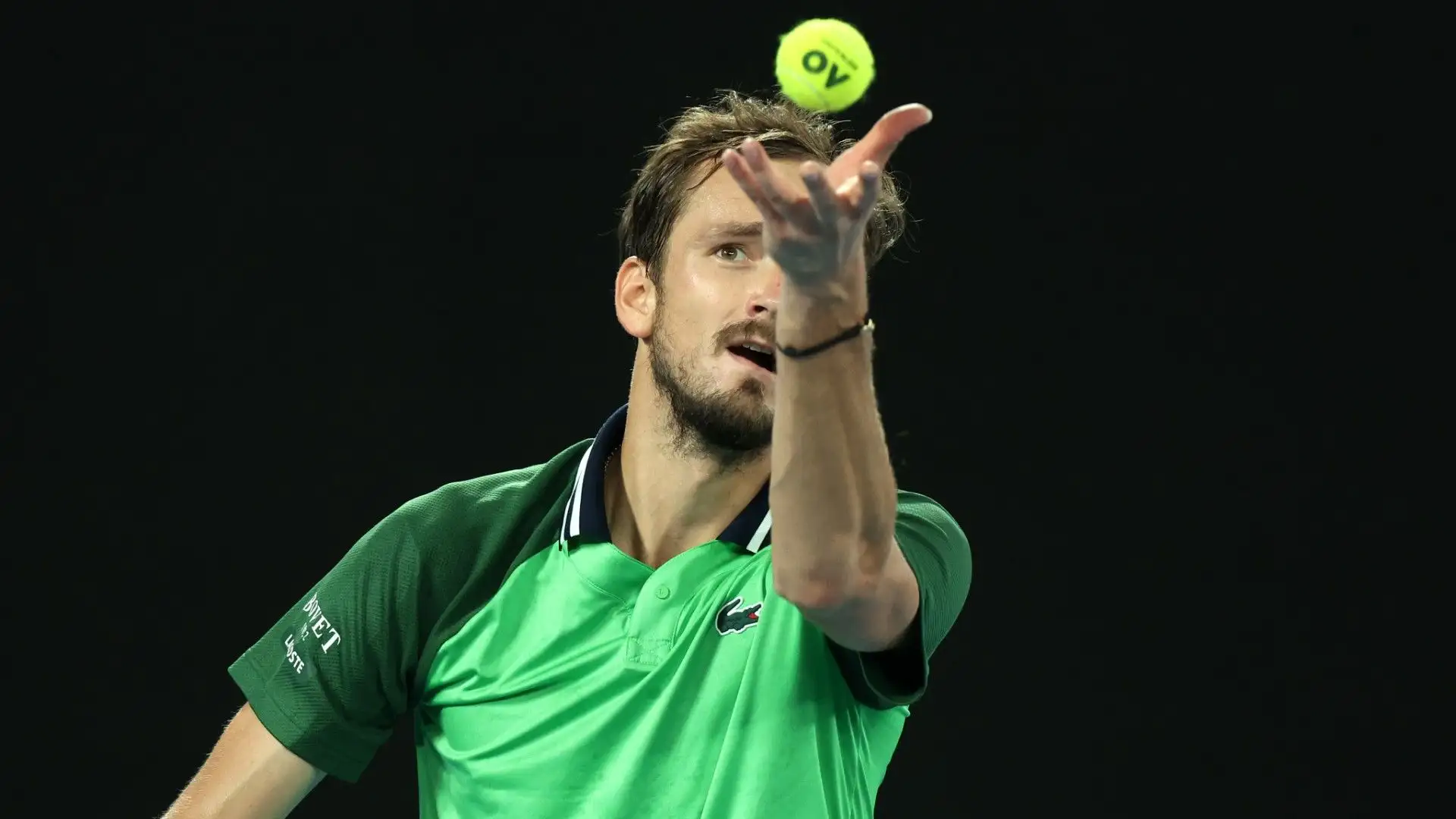 L'Azzurro, dopo aver pagato la tensione della prima finale Slam perdendo i primi due set, ha rimontato Medvedev