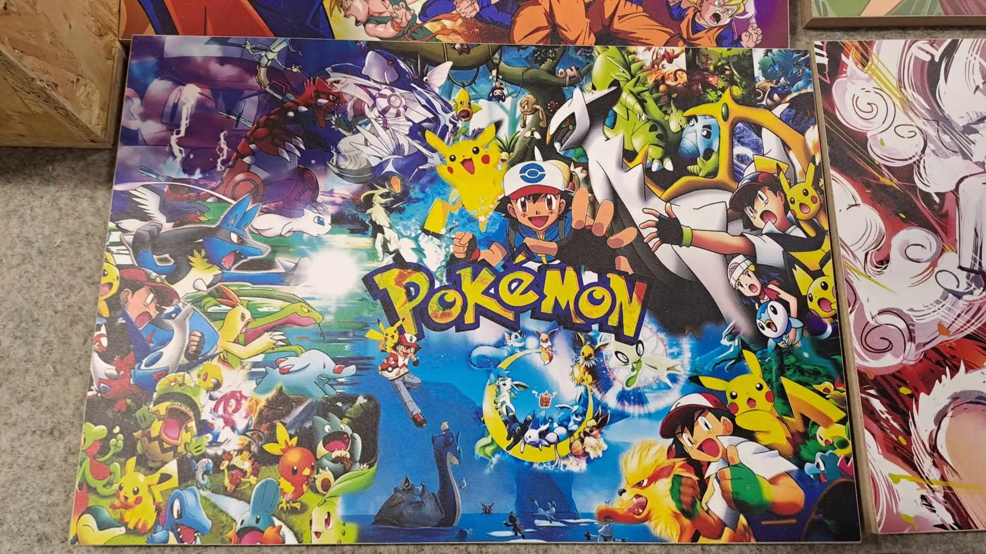 Un giovane sulla ventina strappa le carte dalle mani del bambino e fugge.