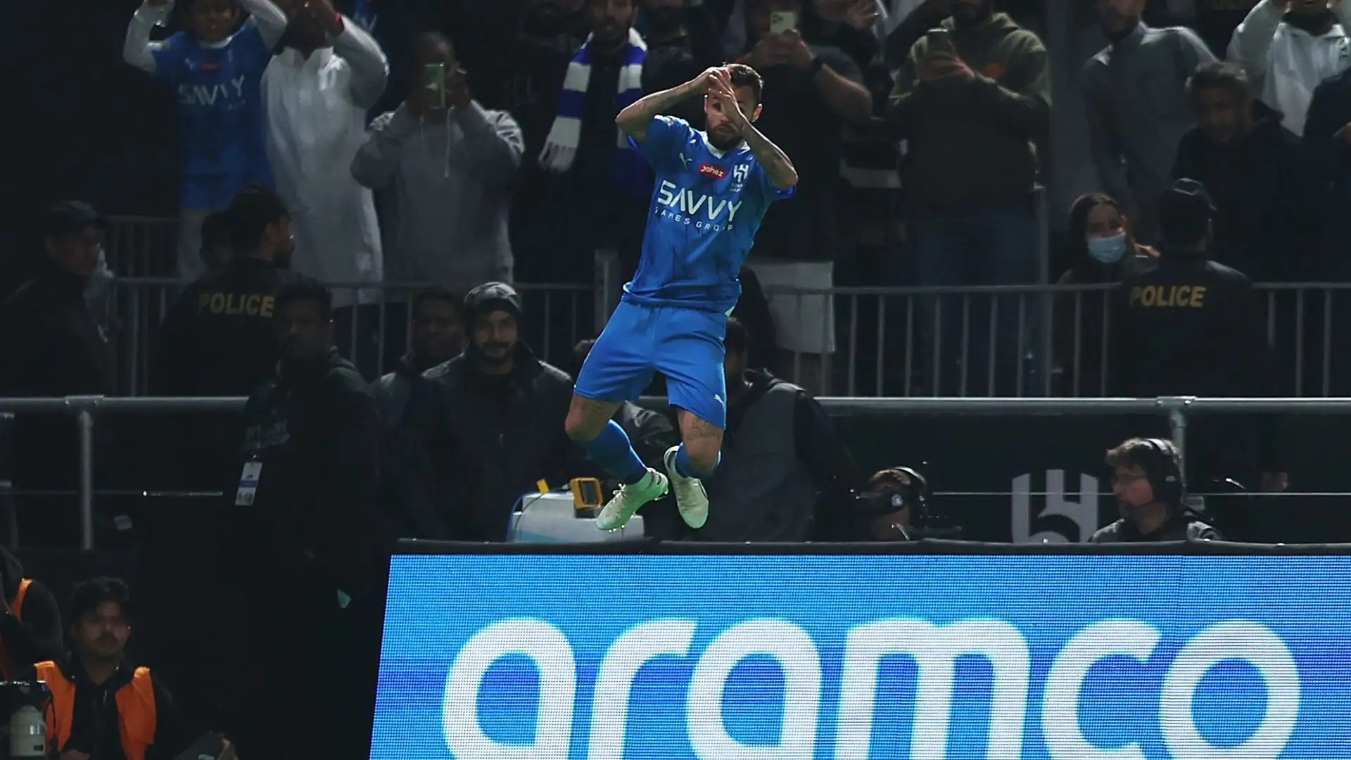 Prima dell'intervallo, Michael Delgado ha firmato il tris per gli arabi, e ha esultato come Cristiano Ronaldo, proprio davanti a Messi