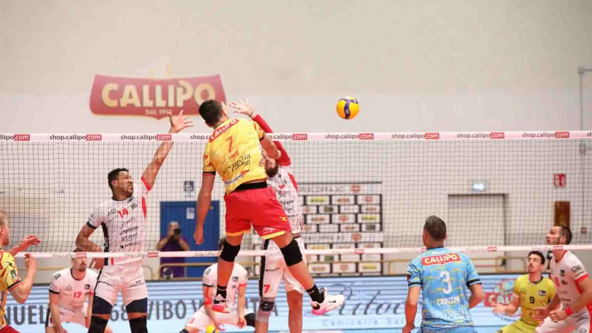Tuttavia, poco dopo, la società annunciò la cessione del titolo sportivo alla Saturnia Acicastello, che ha portato poi alla definizione di Catania come ultima squadra della massima serie.