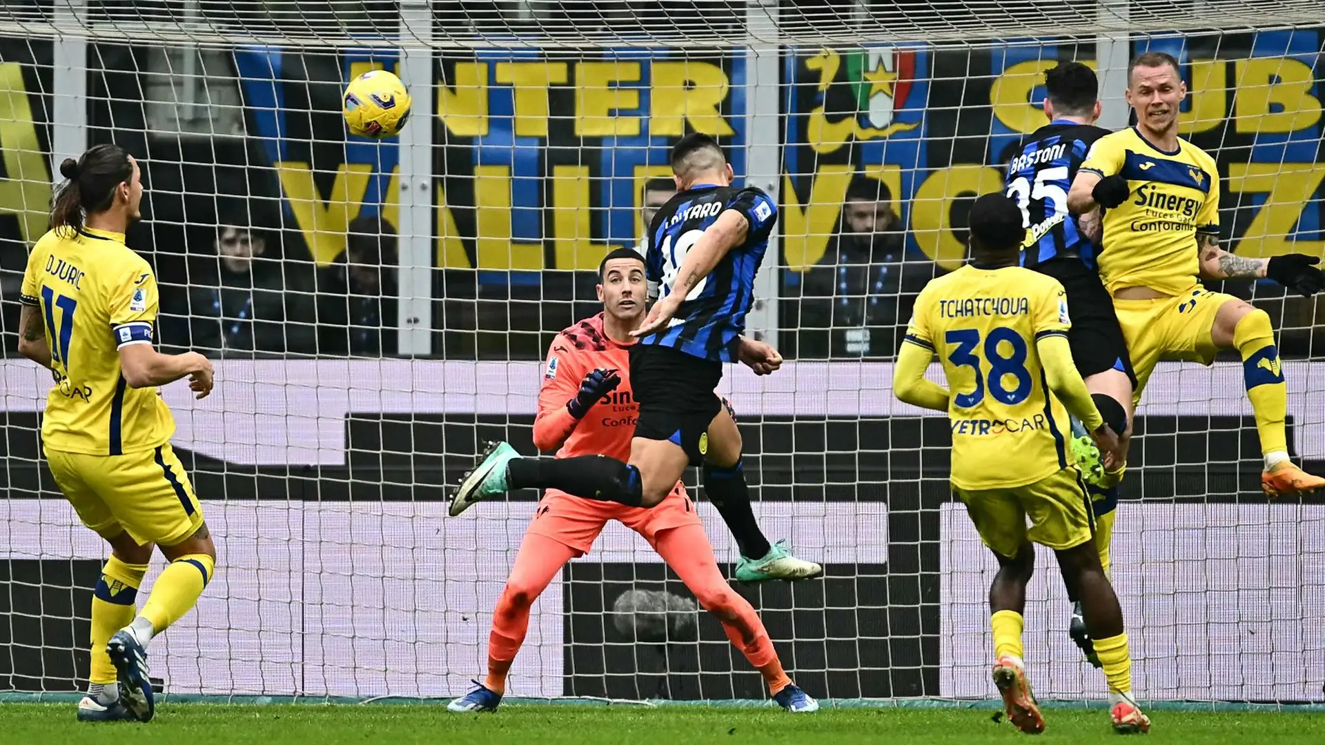 A Milano Inter-Hellas Verona 2-1, nerazzurri campioni d'inverno