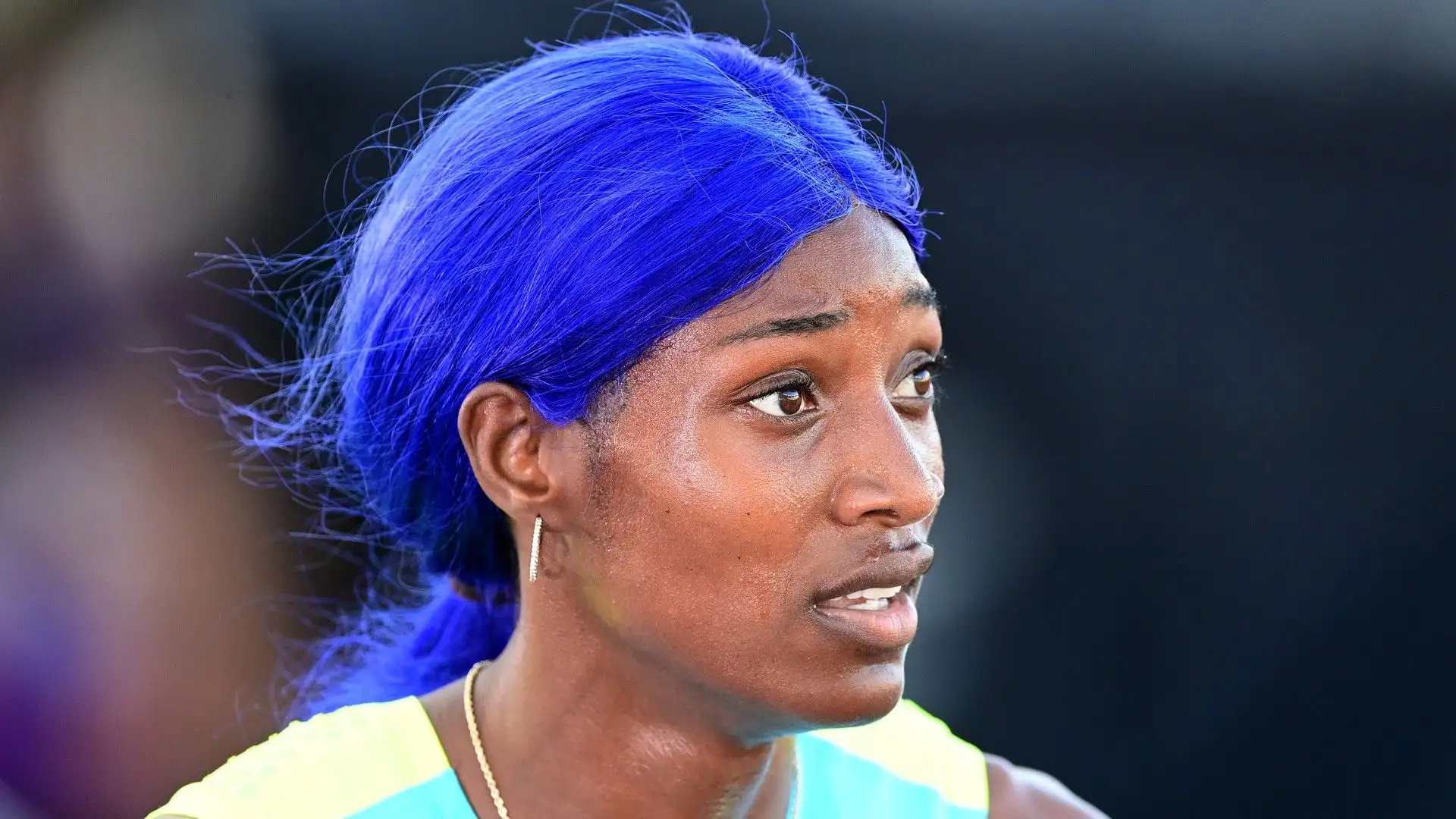 Difficile non notare il blu elettrico dei suoi capelli in foto