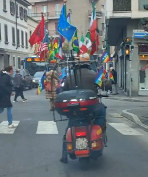 Una Vespa, tante bandiere contro la guerra