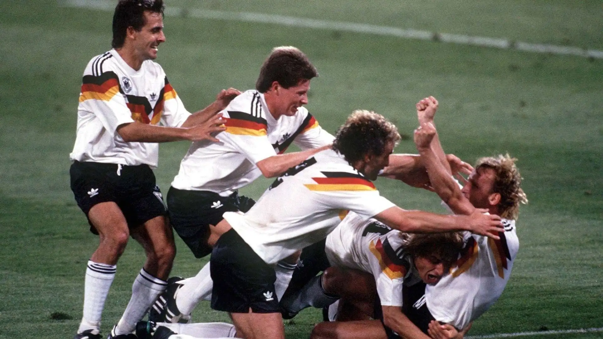 Brehme segna su rigore la rete della vittoria nella finale contro l'Argentina