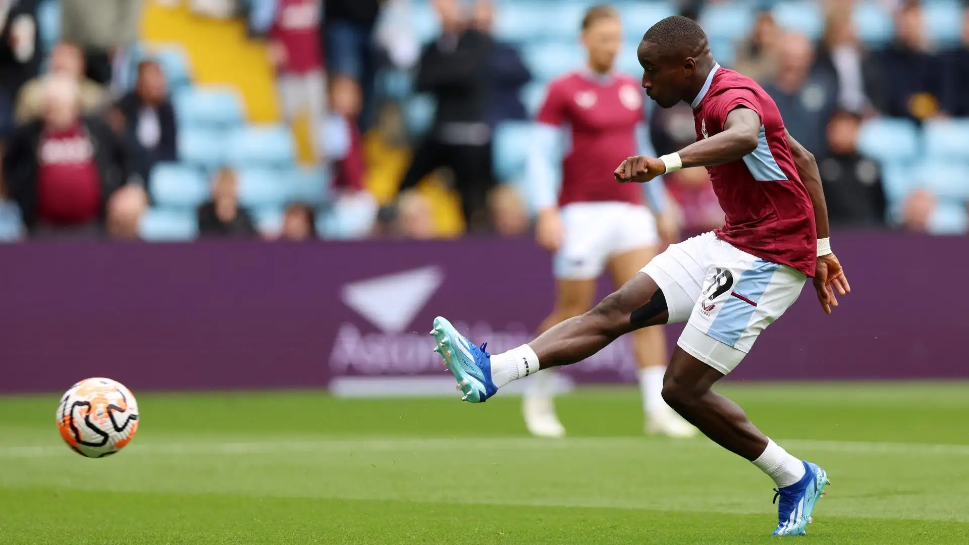 Moussa Diaby sembra volare sul campo