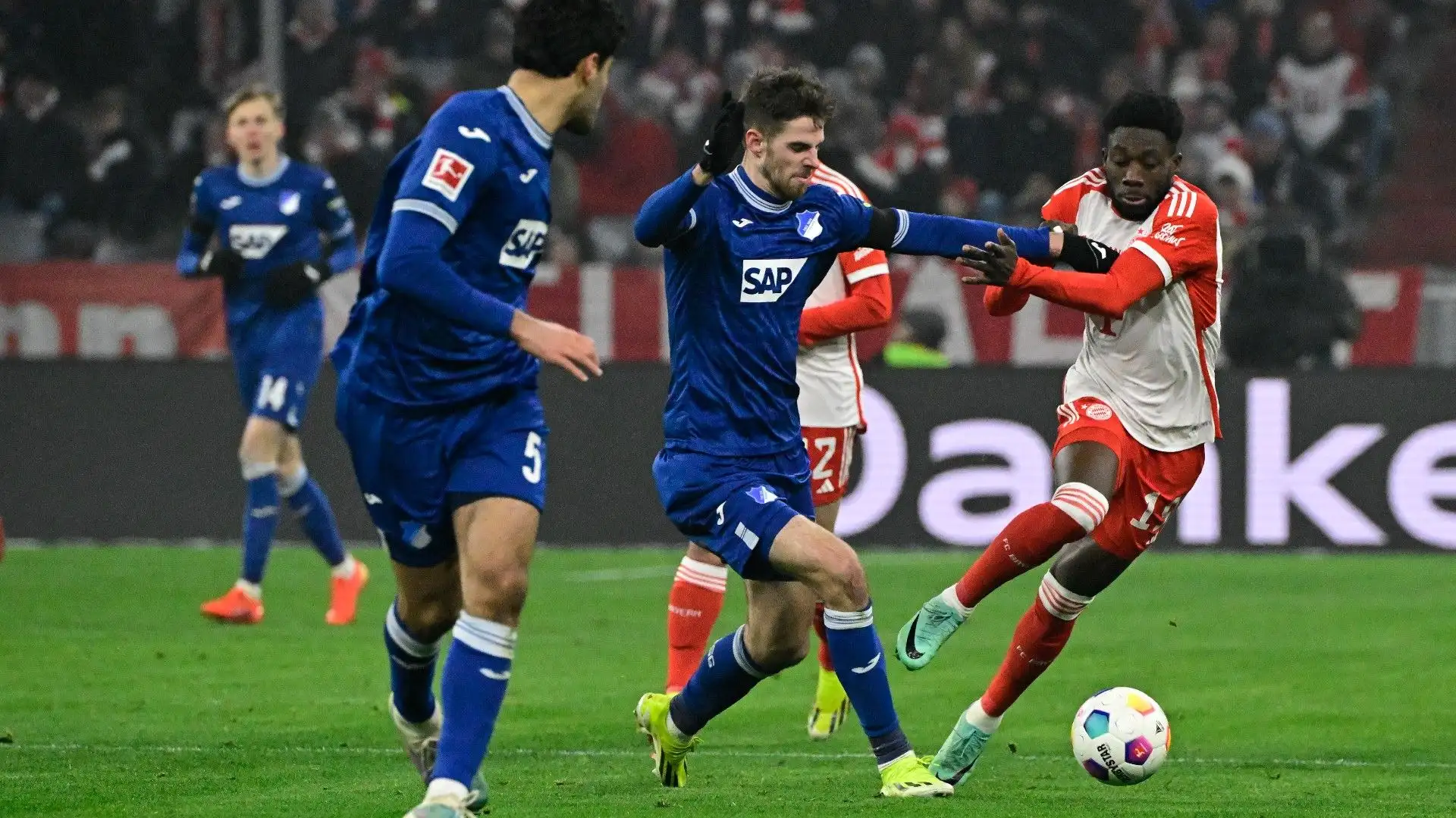 Alphonso Davies è la freccia del Bayern Monaco: in pochi corrono veloce quanto lui