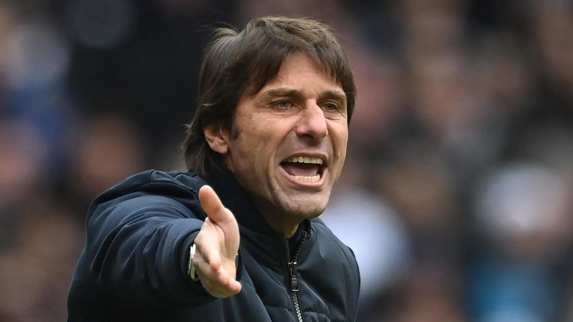 Conte ha anche spiegato di non essere un fanatico della difesa a tre: "Posso giocare anche a quattro, dipende da come costruisci la squadra e l'attacco. Bisogna adattarsi ai giocatori a disposizione"