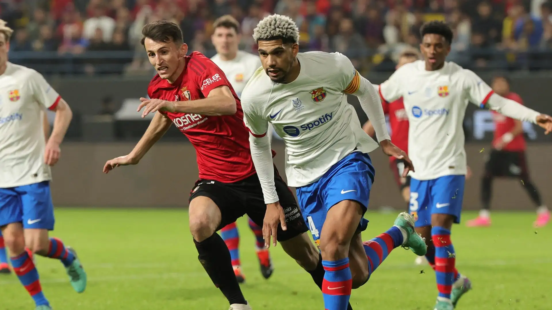 Il Barcellona vuole che Ronald Araujo resti: intorno a lui costruirà la nuova squadra