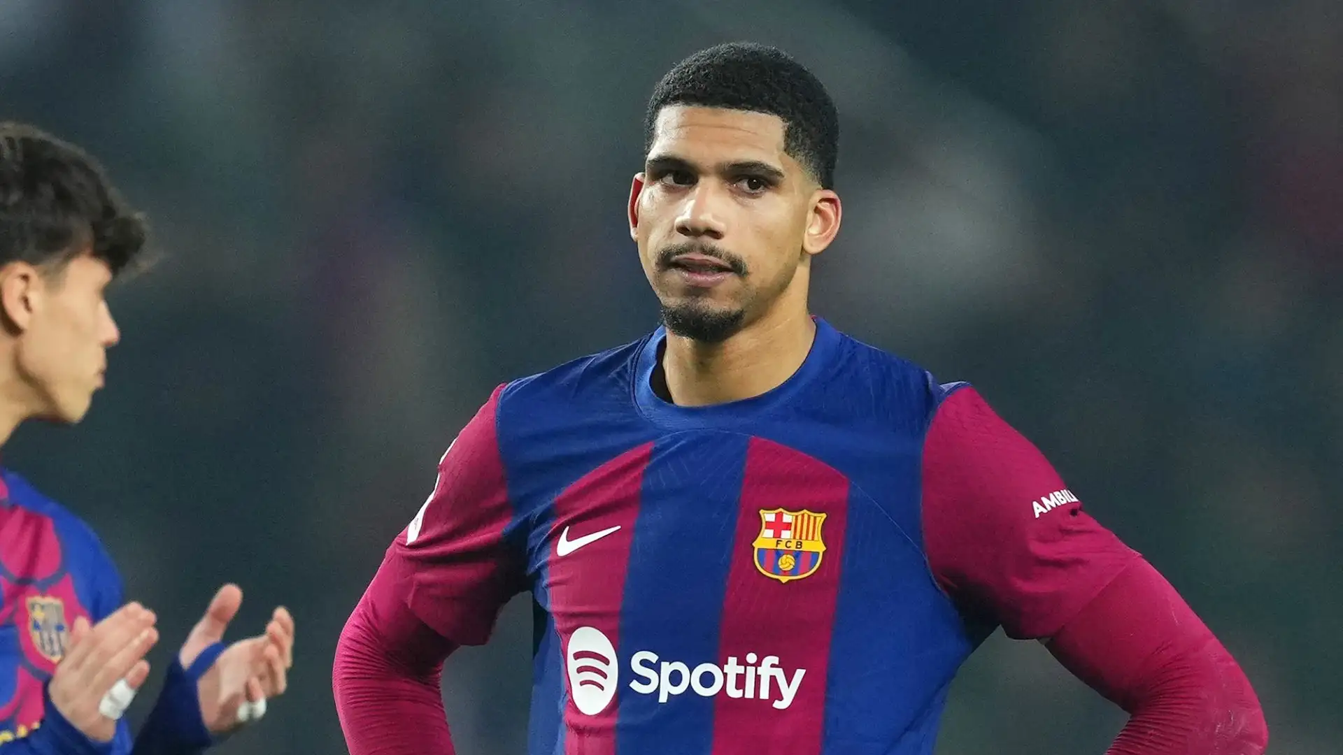 Nel contratto del giocatore c'è una clausola da un miliardo di euro, che lo rende intoccabile se il Barcellona non lo vuole cedere