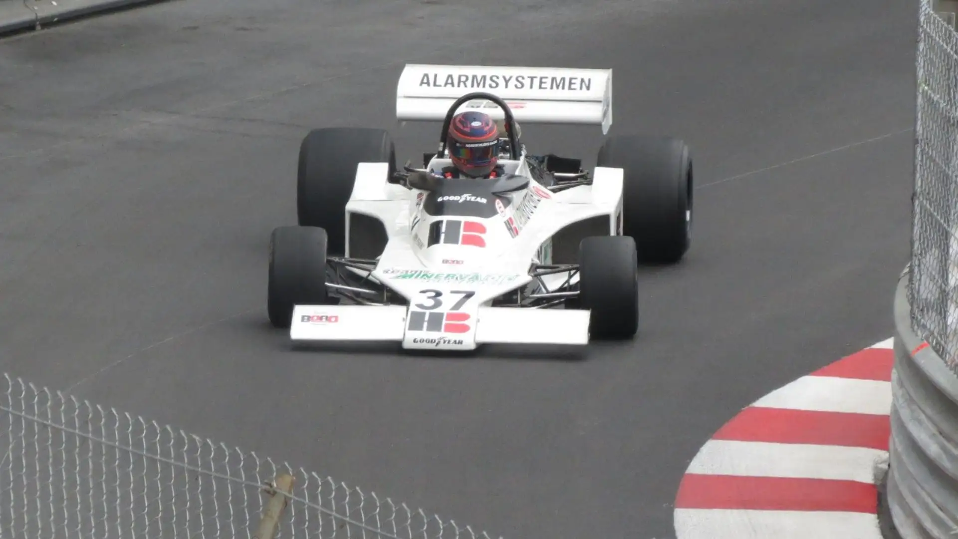 Nel 1976 fa affidata all'australiano Larry Perkins