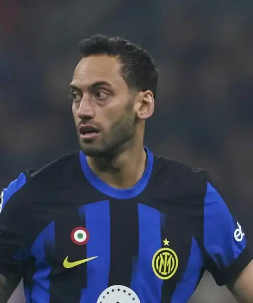 Hakan Calhanoglu ne salta due e incrocia le dita