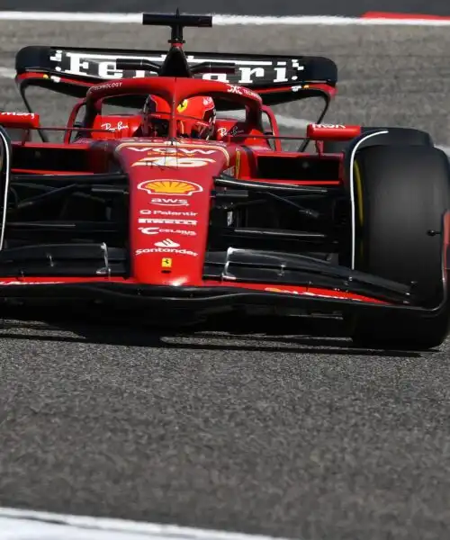 La Ferrari di Charles Leclerc davanti a tutti nella seconda mattinata di test in Bahrain