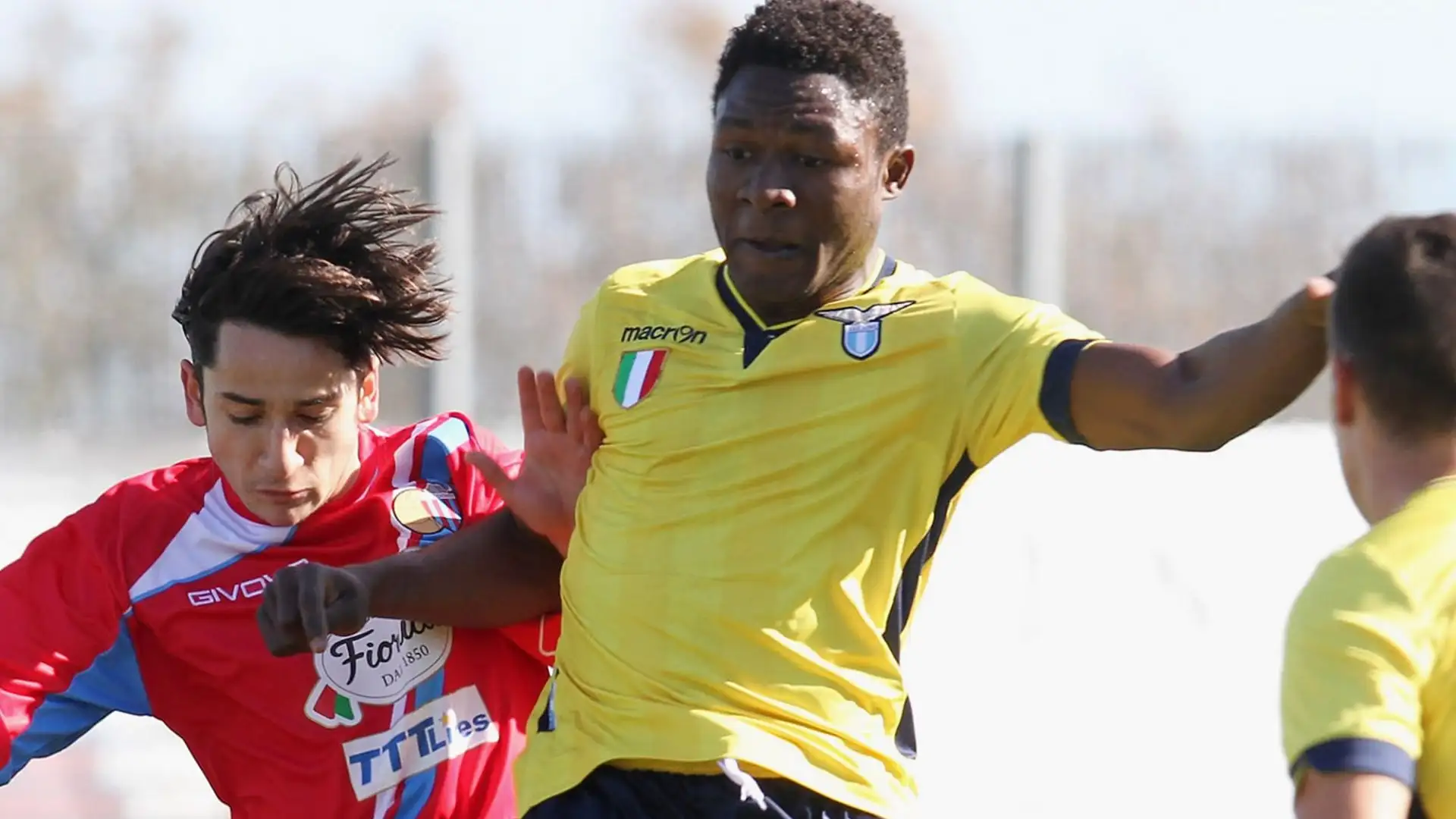 Quando esordì nella Lazio nel 2014 a soli 17 anni, alcuni media africani lo accusarono ingiustamente di mentire sulla sua età