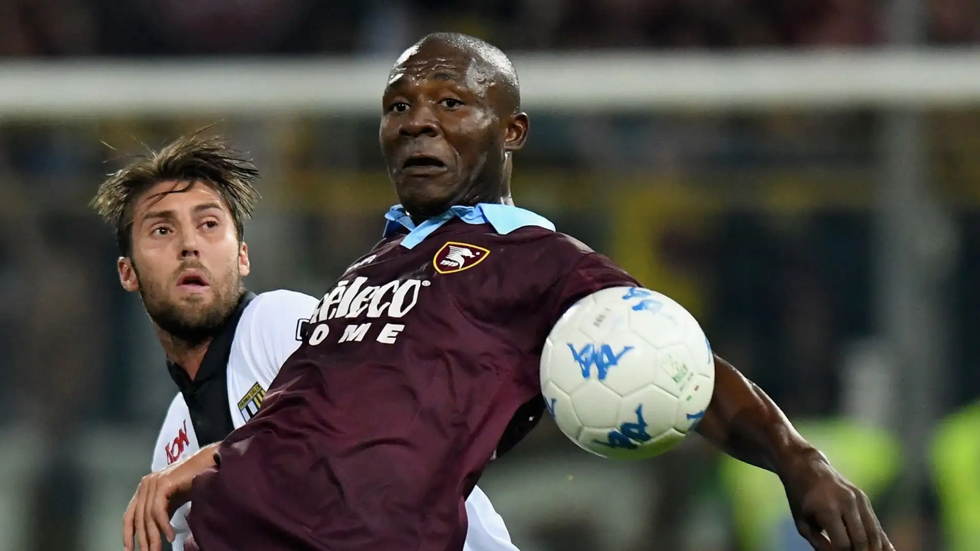 Dopo le esperienze in Serie B con Salernitana e Bari, ha girato il mondo