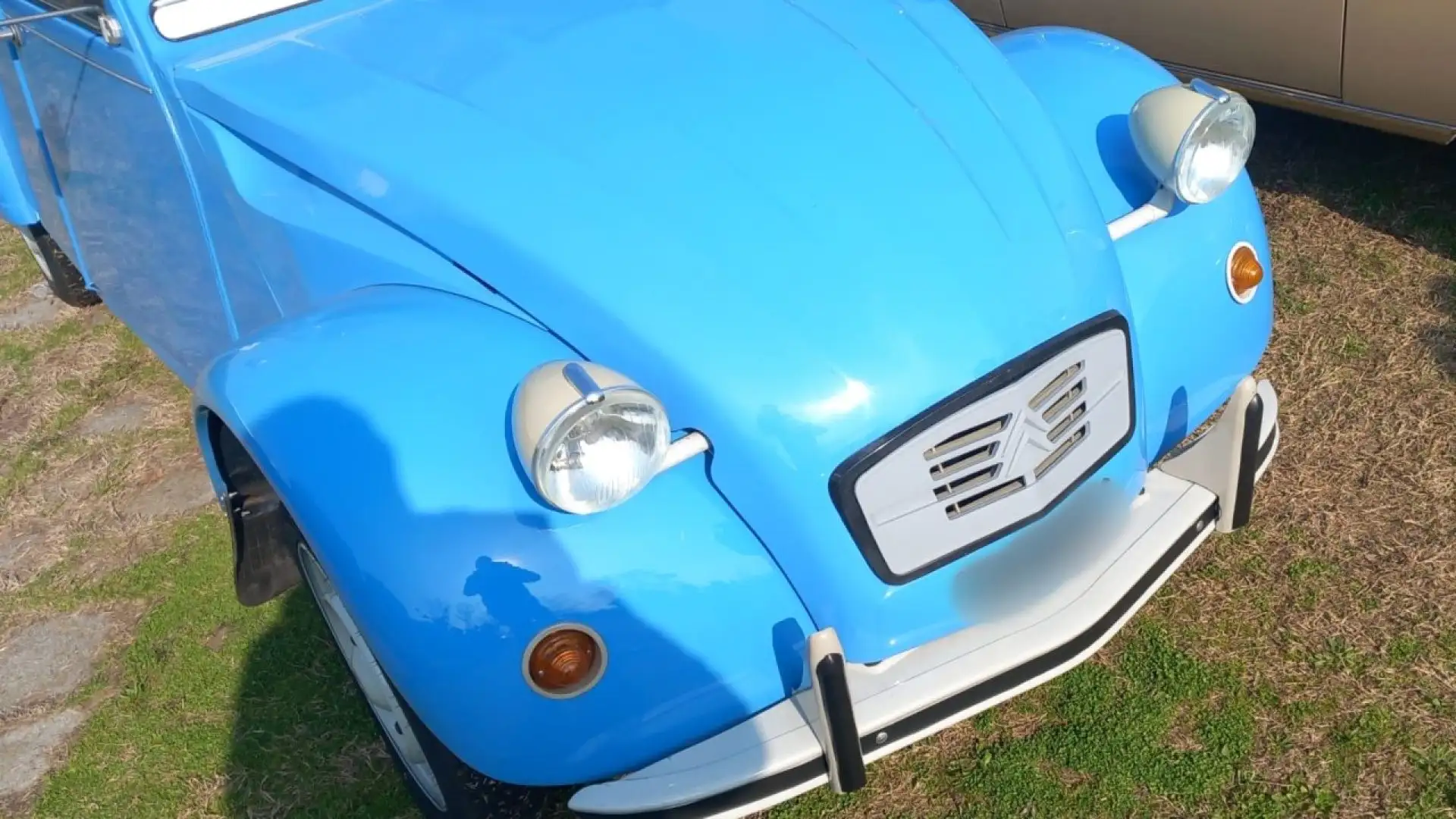 Qui è nella versione Citroën 2CV6 Special 