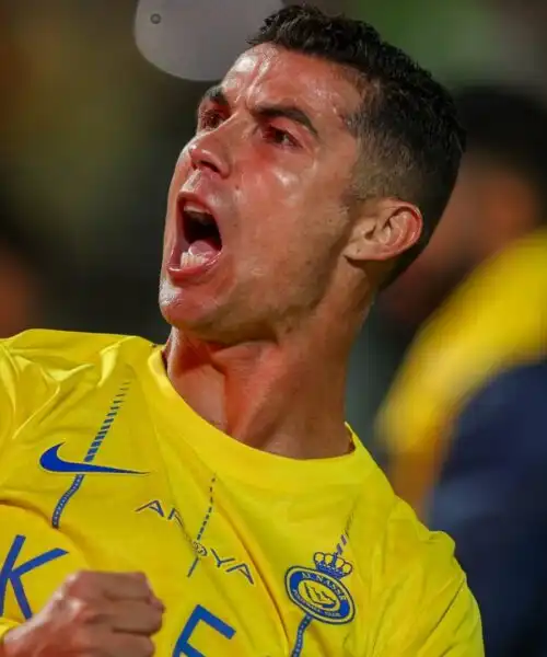 Coro per Messi, Ronaldo perde la testa: le foto del brutto gesto