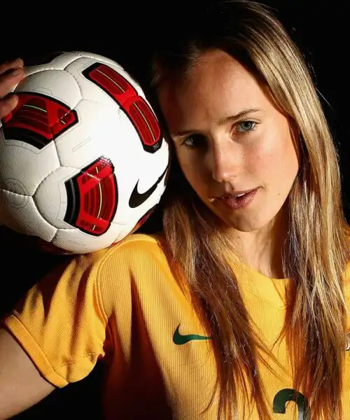 La doppia vita della splendida Ellyse Perry: le sue foto in azione