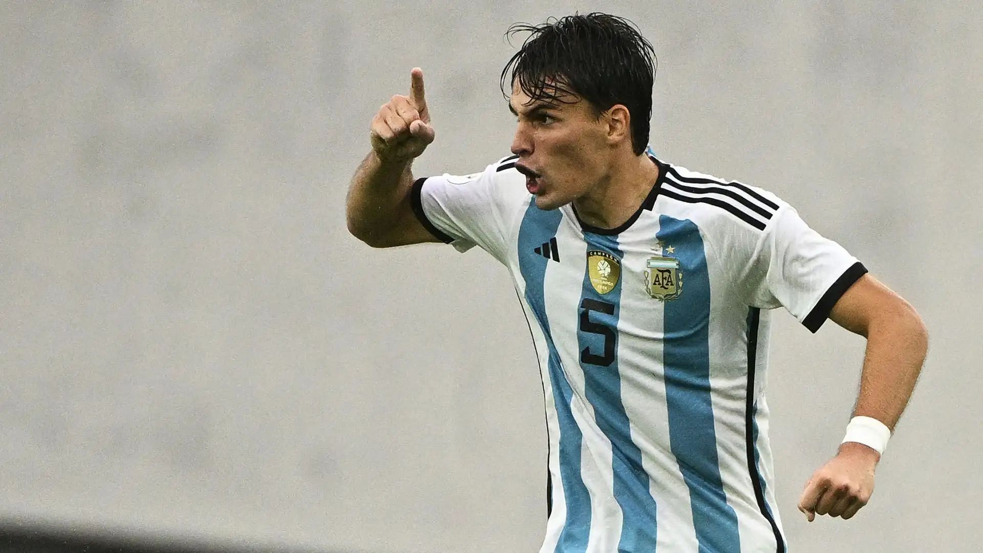 Ventuno anni, gioca attualmente per l'Argentinos Juniors a Buenos Aires