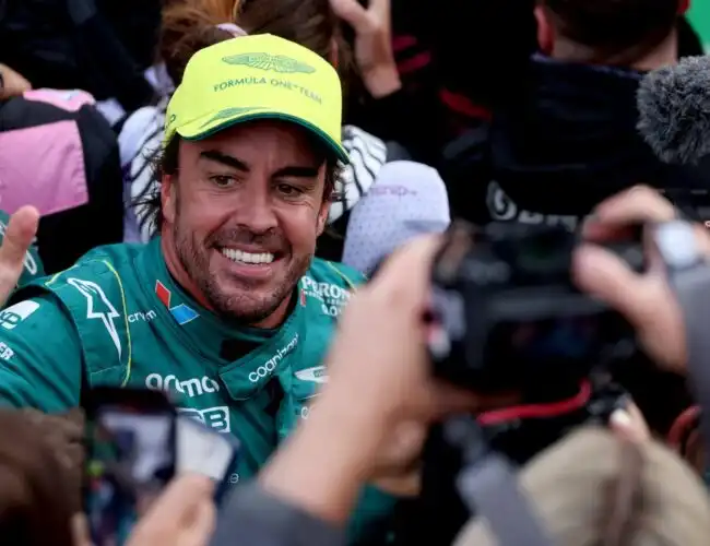 Fernando Alonso rilancia: occhiolino a Mercedes e non solo in vista del 2025