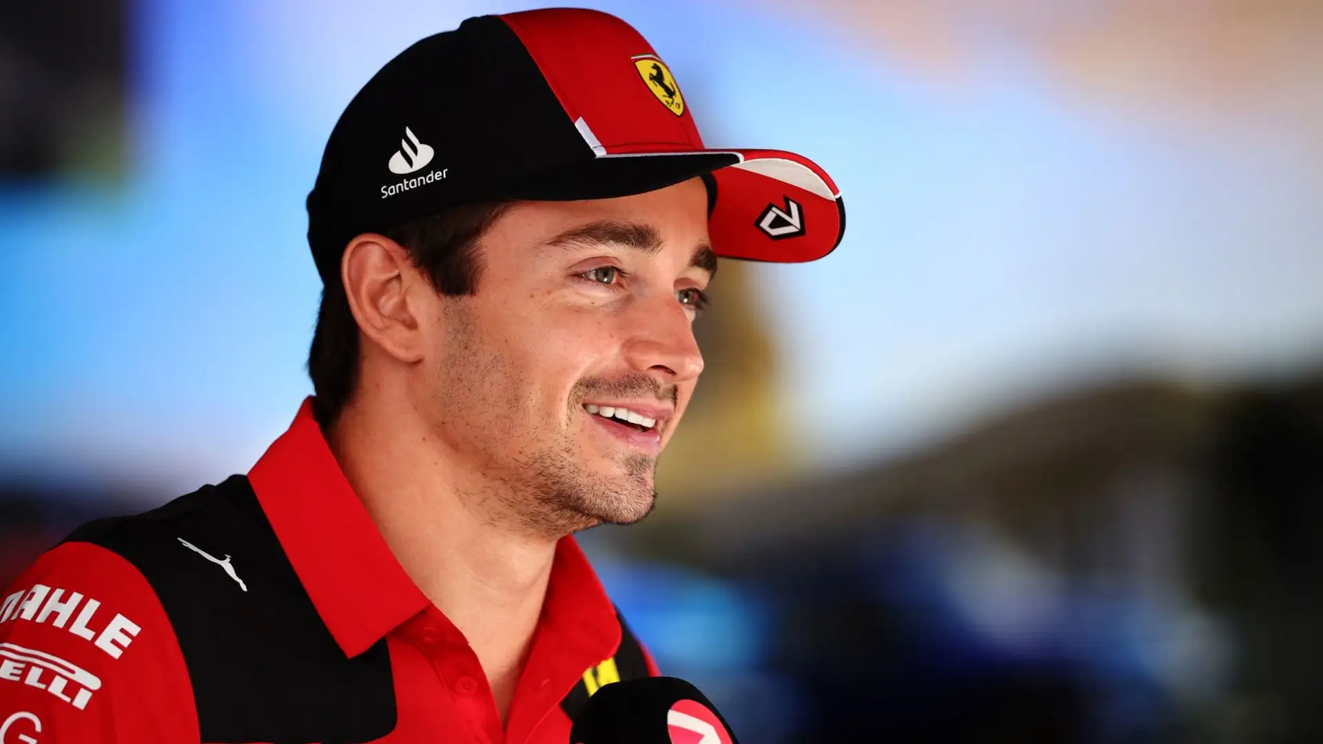 Leclerc non avrebbe preso bene la notizia, e lui e il suo entourage sarebbero "sorpresi e delusi" da Maranello