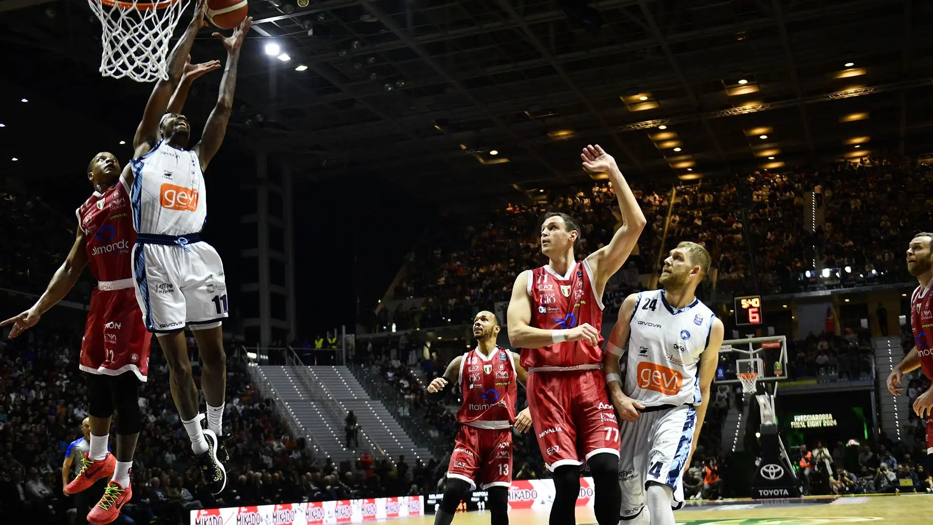 Sul più bello, però, Napoli si è riportata avanti e ha vinto 77-72