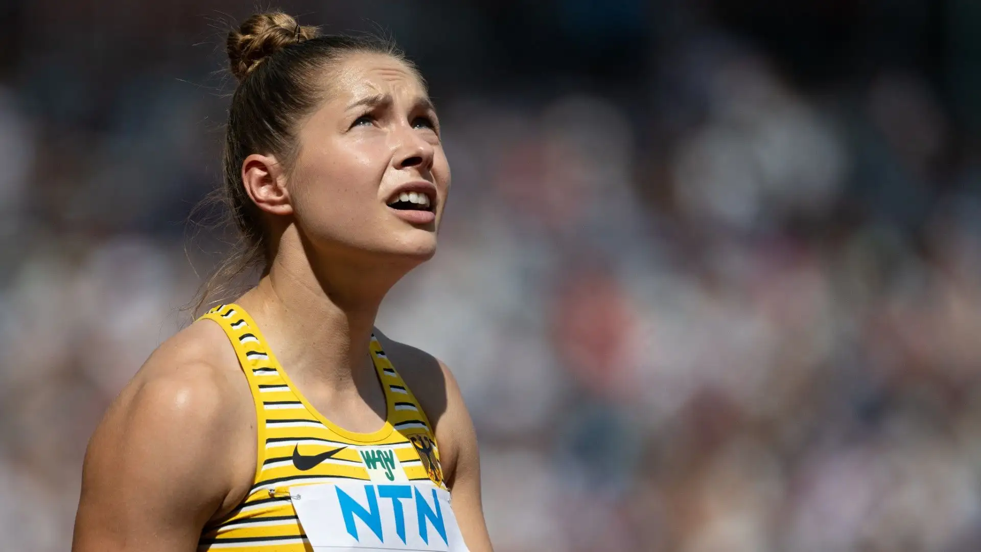 Ha anche vinto una medaglia di bronzo nei 200 metri piani e nella staffetta 4×100 metri agli europei di Amsterdam 2016

