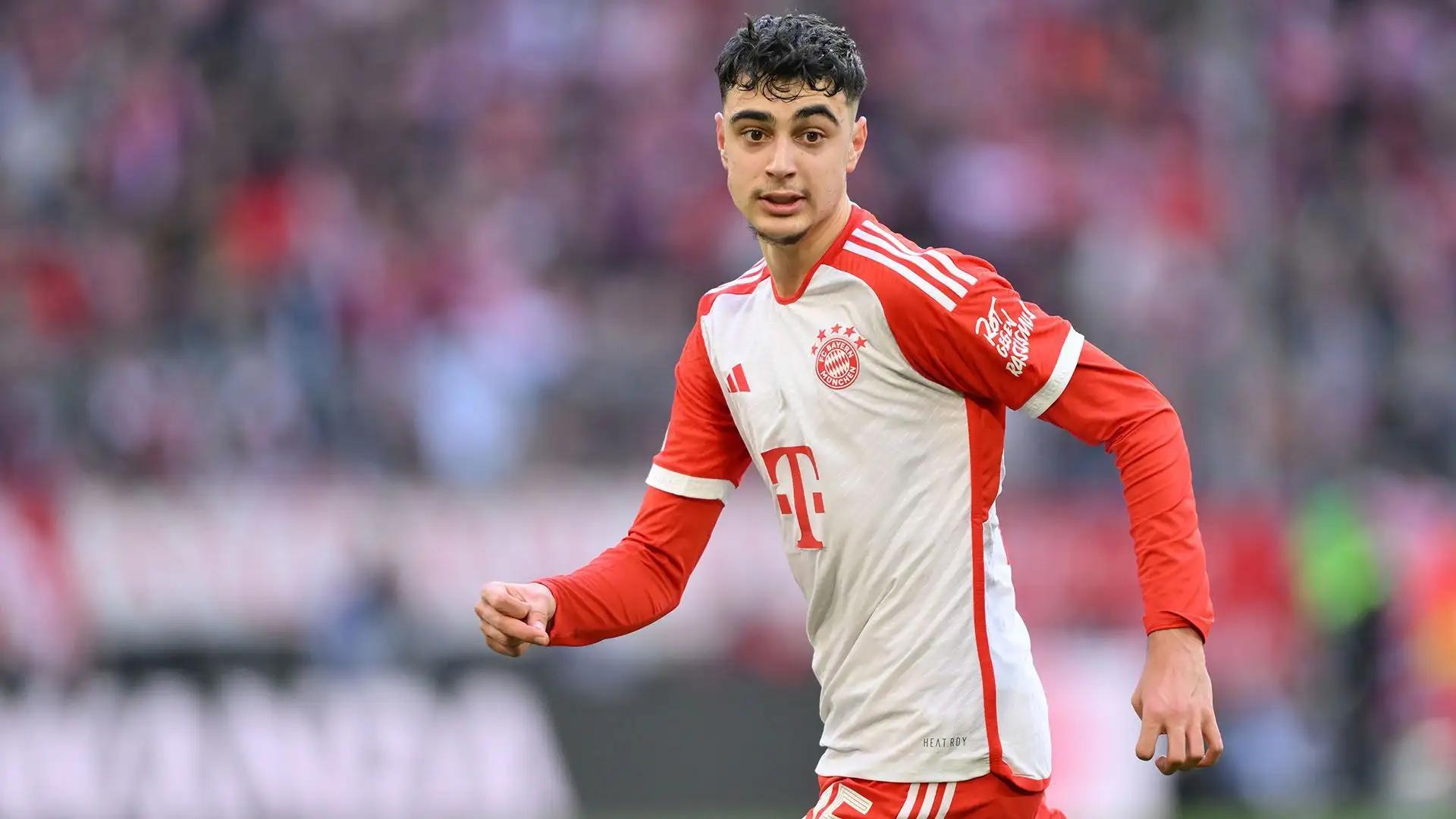 Aleksandar Pavlovic sta sorprendendo tutti e ha appena 19 anni
