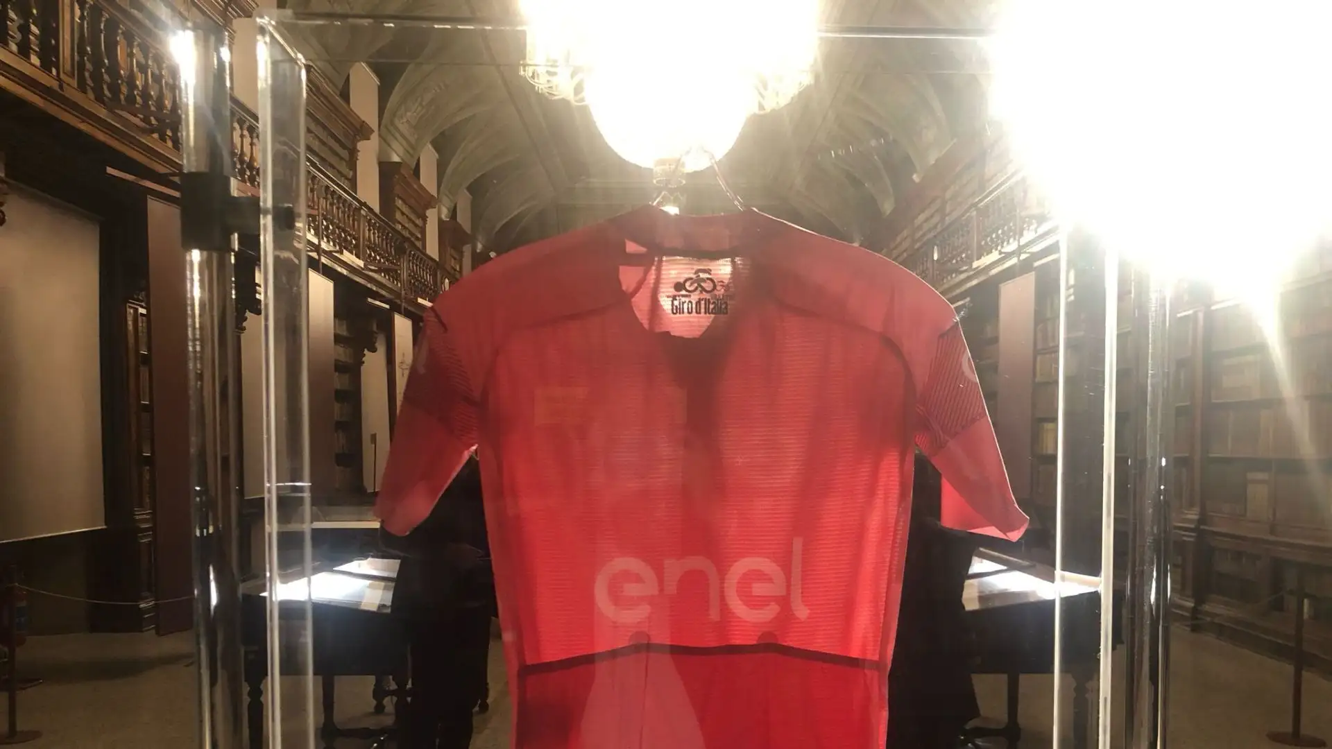 La Maglia Rosa, simbolo che contraddistingue il leader nella classifica generale a tempi, fu istituita per il Giro del 1931.