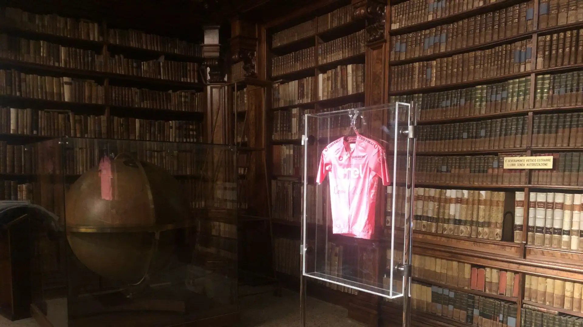 In 88 edizioni, sono 263 gli atleti ad aver vestito per almeno una frazione la Maglia Rosa nella storia del Giro.