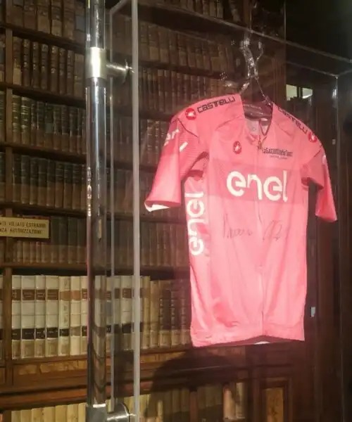 Giro d’Italia, svelata la nuova maglia rosa: le foto