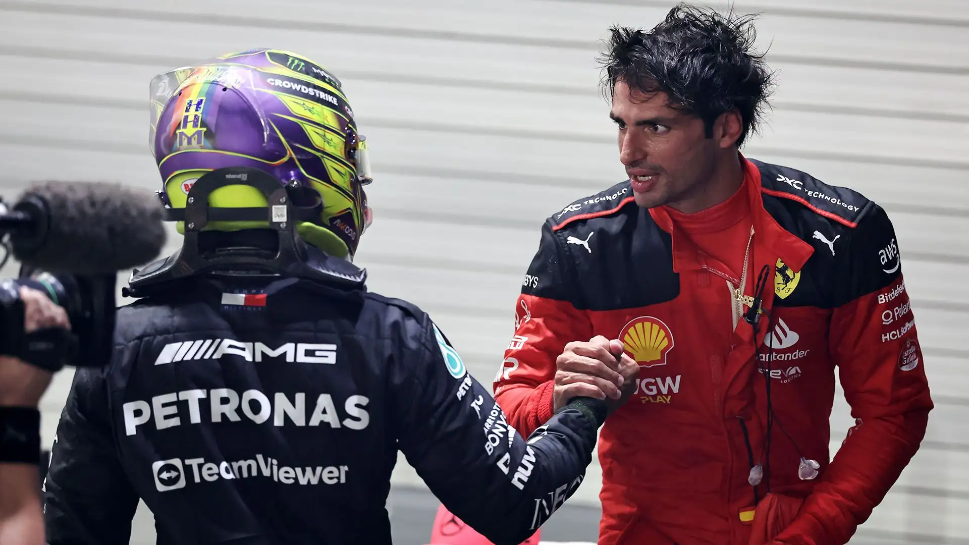 "E' chiaro che quando un sette volte campione del mondo bussa alla porta di una squadra come la Ferrari, ci sarà interesse", ha detto Sainz a margine della presentazione della SF-24