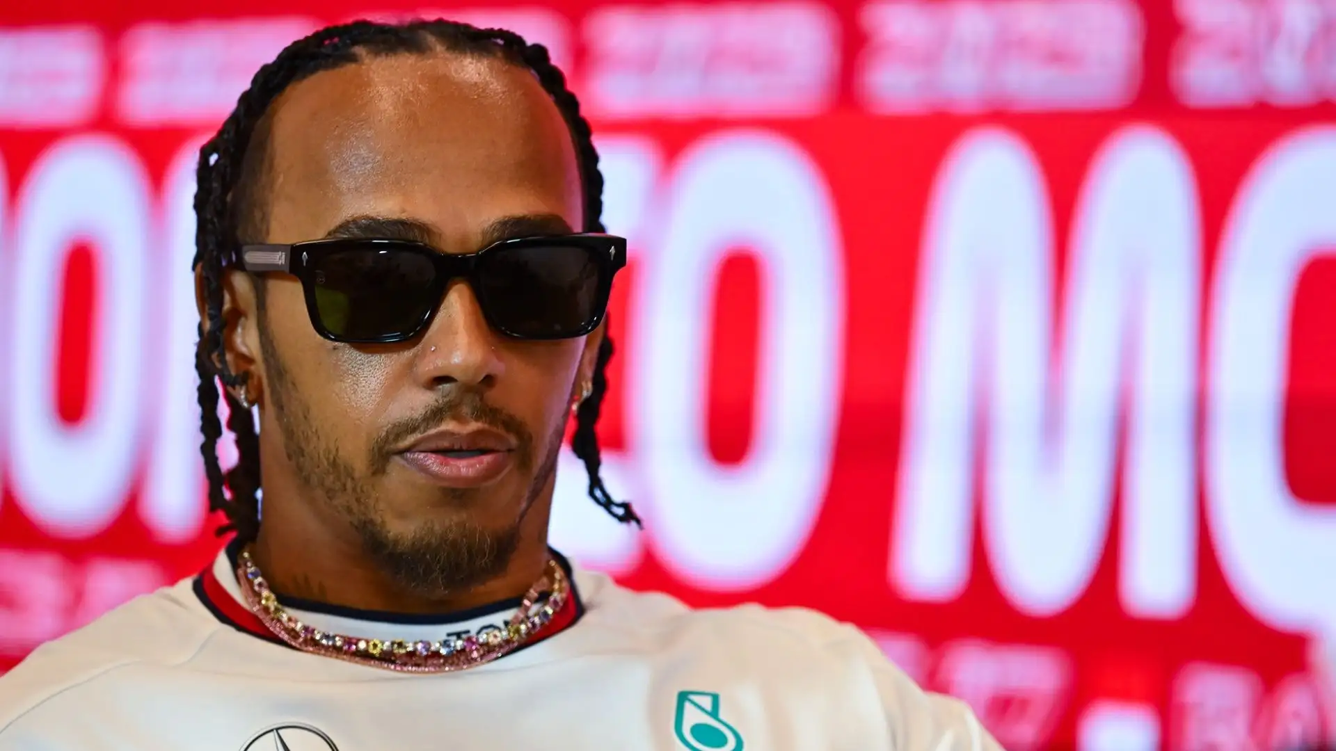 "Forse Hamilton ha capito qualcosa che il mondo esterno ancora non sa", sono le sue parole a OE24